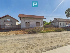 Casă la roșu cu 4 camere de vânzare