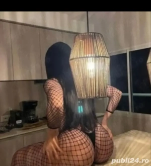 fac doar deplasari si party