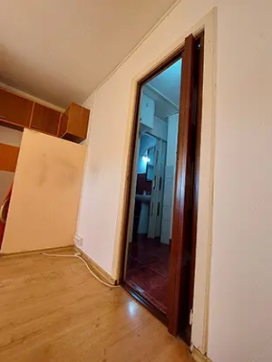 Proprietar  ofer garsoniera mica,  dar cu centrala proprie - imagine 2