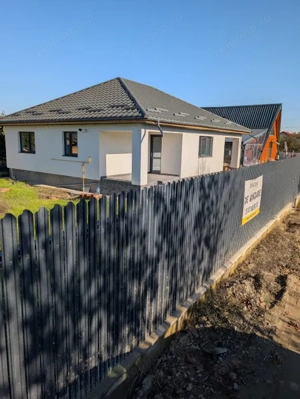Casa cu garaj Lilieci- teren 540m, canalizare, apa, gaz.