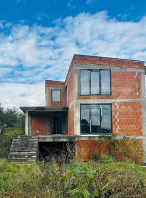 Casă nouă la roșu, tencuită interior, cu teren generos și garaj dublu!