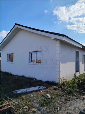 Duplex pe parter - 2 fronturi stradale - personalizare interioara - canalizare