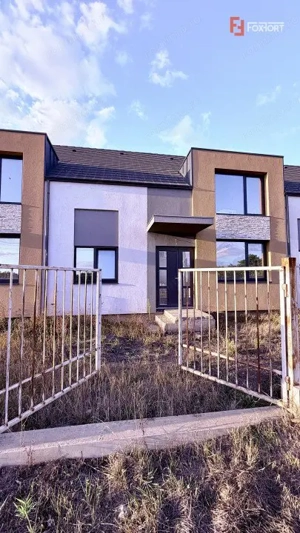 Casa tip triplex, cu 2 camere, de vanzare in Sanandrei.