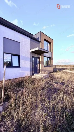 Casa tip triplex cu 2 camere de vanzare in Sanandrei