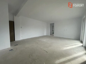 Apartament cu 2 camere, decomandat + terasa de 41 mp, in zona Aradului - imagine 2
