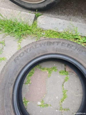 vand 2 cauciucuri de iarna