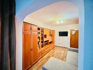 Se vinde apartament 3 camere decomandat.