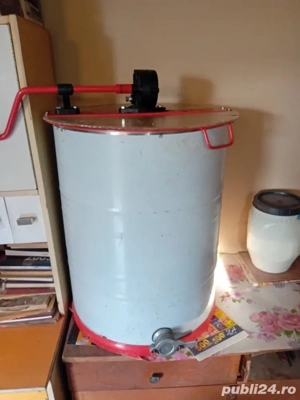 Vinzare centrifugă apicolă si 3 caturi cu rame clădite.