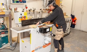 Atelier tâmplărie lemn masiv (ferestre, usi, mobilier) angajează tâmplar cu sau fără experiență