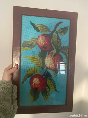 Tablou-Goblen vechi lucrat manual de bunica-mere rosii, decor vintage