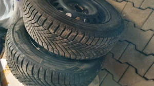 Cauciucuri de iarna montate pe janta de tabla  original. Marimea 215/60R 16.  - imagine 2