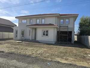 Casă individuală   locație centrală   toate utilitățile   la asfalt   Moșnița Veche