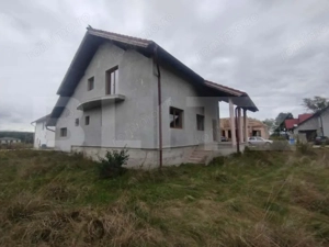 Casa de 140 mp, pe 2 nivele, 4 camere, oras Beclean - imagine 2