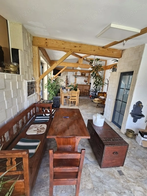 De închiriat   Clădire reprezentativă, pretabilă pentru grădiniță, clinica, birouri sau scoala.