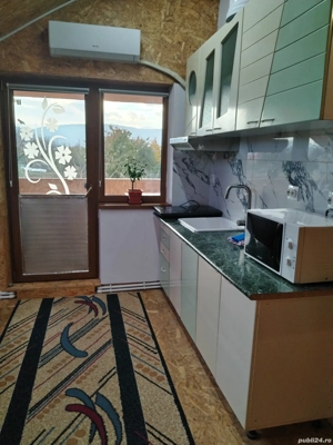 Inchiriez apartament 2cam.situat la etaj in vila la curte in Dumbrava-Rosie. - imagine 2