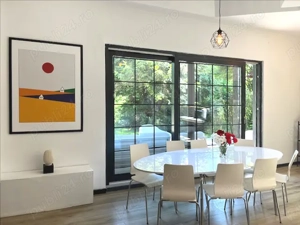 Vila unică pe malul lacului Scrovistea