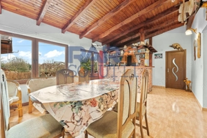 Vilă cu 6 dormitoare, 2 garaje, anexe multiple - 2076 mp teren - imagine 9 Vilă cu 6 dormitoare, 2 garaje, anexe multiple - 2076 mp teren - imagine 9