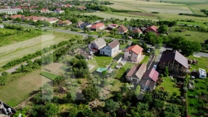 Casă spațioasă în Frumușeni, cu teren generos de 1200 mp - imagine 3