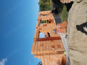 Executam  case la rosu 