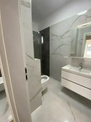 Zona Torontalului,BLOC NOU, Penthouse 3 camere,etaj 3, 2 locuri de parcare incluse,chirie 1000 euro  - imagine 2