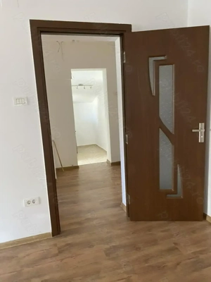 Zona Lipovei, Casa parter, 4 camere, 2 băi, 2 bucătării, chirie 1000 euro pe lună  - imagine 4