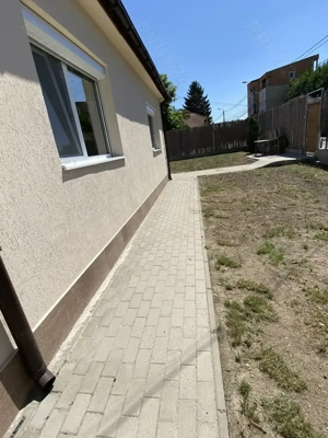 Zona Lipovei, Casa parter, 4 camere, 2 băi, 2 bucătării, chirie 1000 euro pe lună  - imagine 2