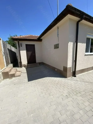 Zona Lipovei, Casa parter, 4 camere, 2 băi, 2 bucătării, chirie 1000 euro pe lună 