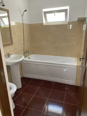 Zona Lipovei, Casa parter, 4 camere, 2 băi, 2 bucătării, chirie 1000 euro pe lună  - imagine 6