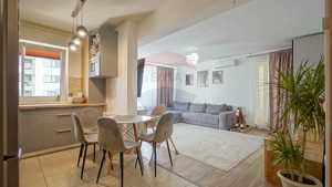 Apartament cu 2 camere și boxă de vânzare la Top City în Tractorul