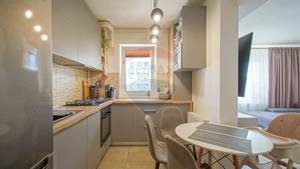 Apartament cu 2 camere și boxă de vânzare la Top City în Tractorul - imagine 3