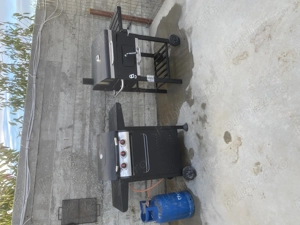 2 Gratare de grădină unul cu lemne și cărbuni și unul cu gaz