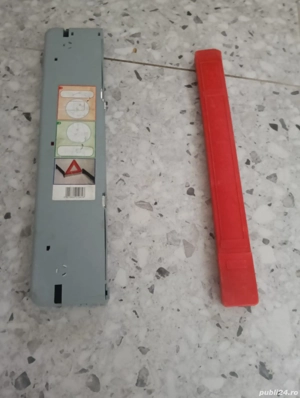2 triunghiuri reflectorizante. Ambele la 30 lei. 