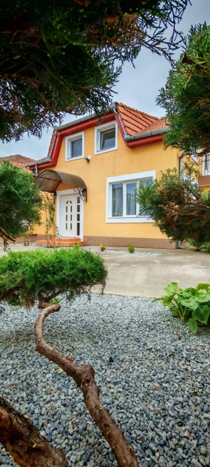 Vilă cu 7 camere, 3 băi, P+M, garaj, terasă, 1130 mp teren, Sântandrei, Bihor. - imagine 15