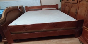Vând pat din lemn, cu saltea.