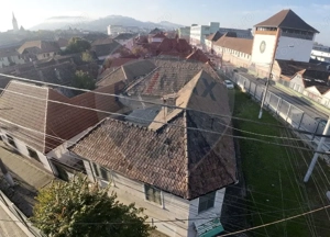 Casă cu 4 camere, situată în centrul orașului