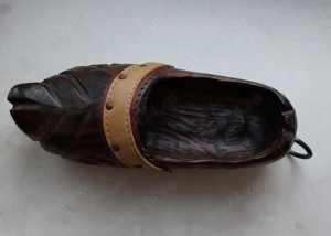 Obiect decorativ opinca din lemn