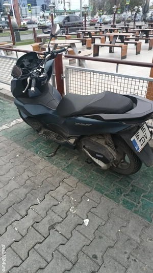 Scuter Honda PCX - se conduce cu B125 - imagine 3 Scuter Honda PCX - se conduce cu B125 - imagine 3
