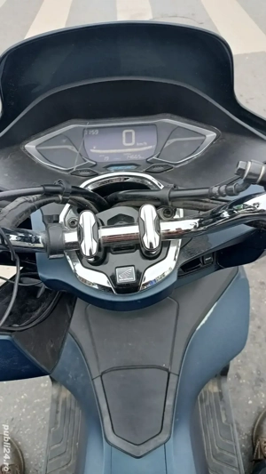 Scuter Honda PCX - se conduce cu B125 - imagine 5 Scuter Honda PCX - se conduce cu B125 - imagine 5