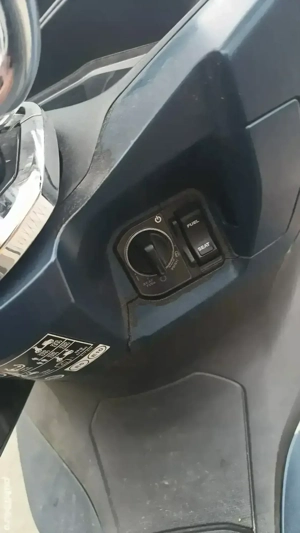 Scuter Honda PCX - se conduce cu B125 - imagine 4 Scuter Honda PCX - se conduce cu B125 - imagine 4