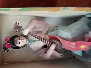 Păpușă orientală asiatică vintage în rochie roz, circa anii 1970