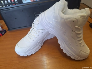 Pantofi sport albi imblaniti