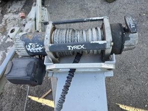 Vând troliu electric Tyrex – 12.000 lbs, cablu sintetic – stare bună Putere: 12.000 lbs