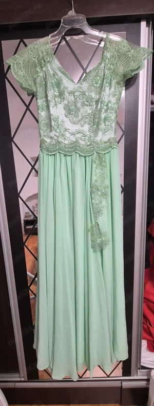 Rochie lungă de seară, de culoare verde mentă, cu dante