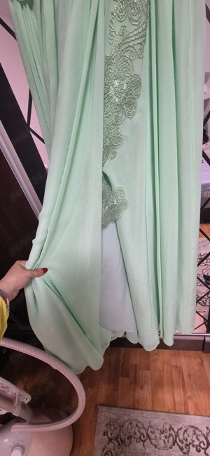 Rochie lungă de seară, de culoare verde mentă, cu dante - imagine 2