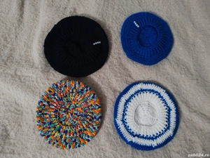 Berete multicolore cu sau fără accesorii 