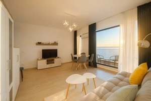 Apartament 3 camere | Solid House Butoaie | Vedere frontală spre lac