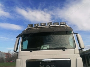 Autocamion cu macara