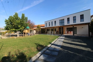 Curte, 4 apartamente, 8 camere, perfectă pt activități educaționale-Dumbravita