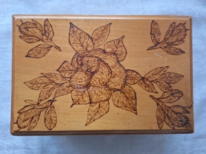 Cutie confectionata din lemn pirogravat - veche