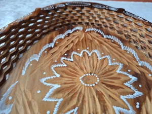 Tava decor confectionata din lemn traforat si pictat - veche